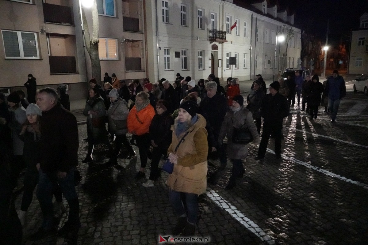 Droga Krzyżowa w ostrołęckiej farze: Wierni rozważali mękę Pańską [26.03.2024] - zdjęcie #2 - eOstroleka.pl