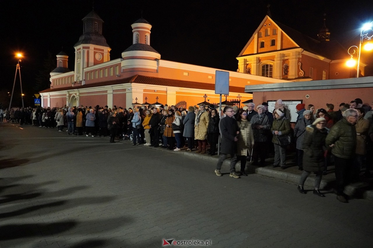 Wielki Piątek w sanktuarium pw. św. Antoniego Padewskiego. Droga Krzyżowa [29.03.2024] - zdjęcie #4 - eOstroleka.pl