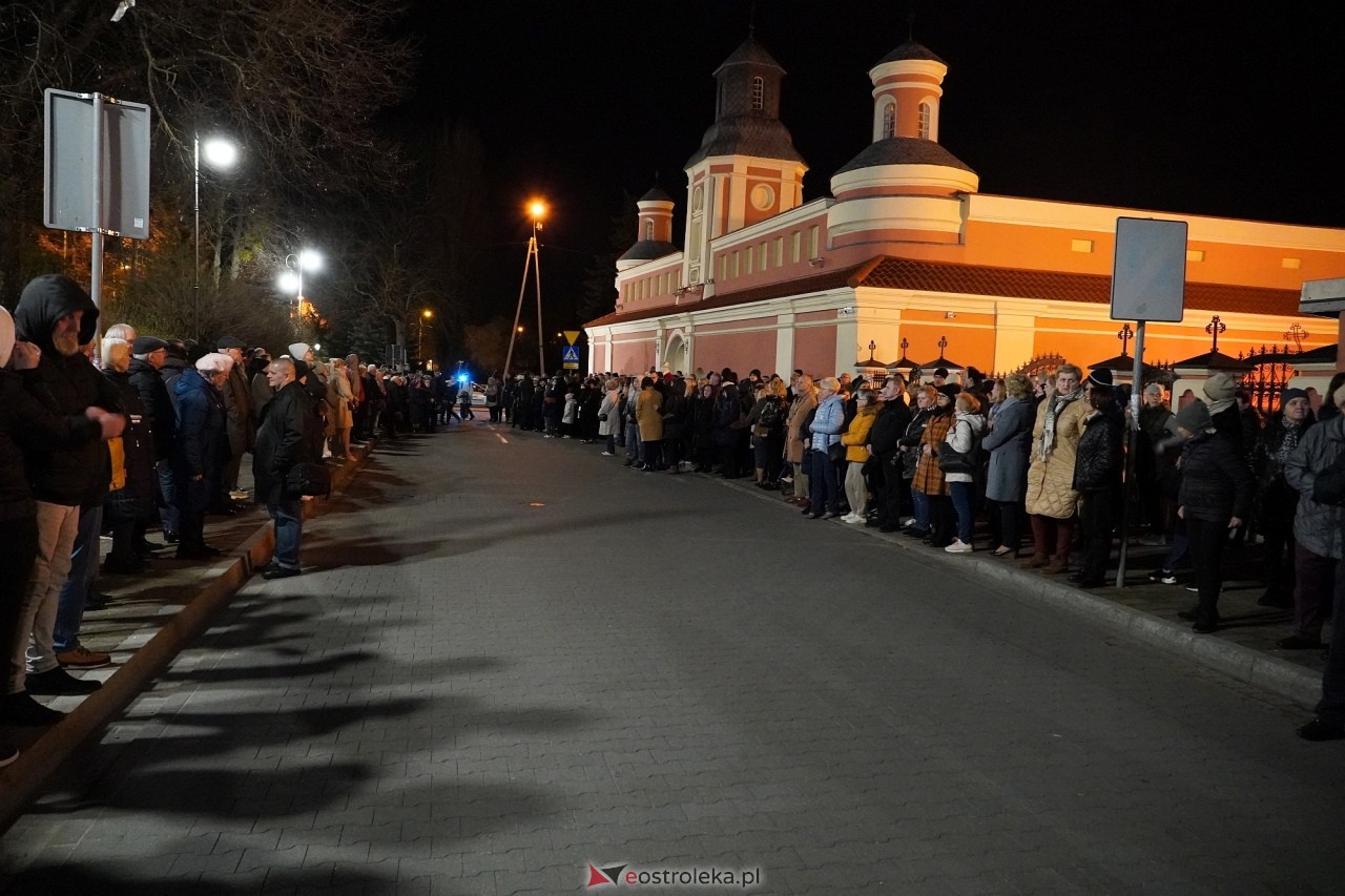 Wielki Piątek w sanktuarium pw. św. Antoniego Padewskiego. Droga Krzyżowa [29.03.2024] - zdjęcie #23 - eOstroleka.pl