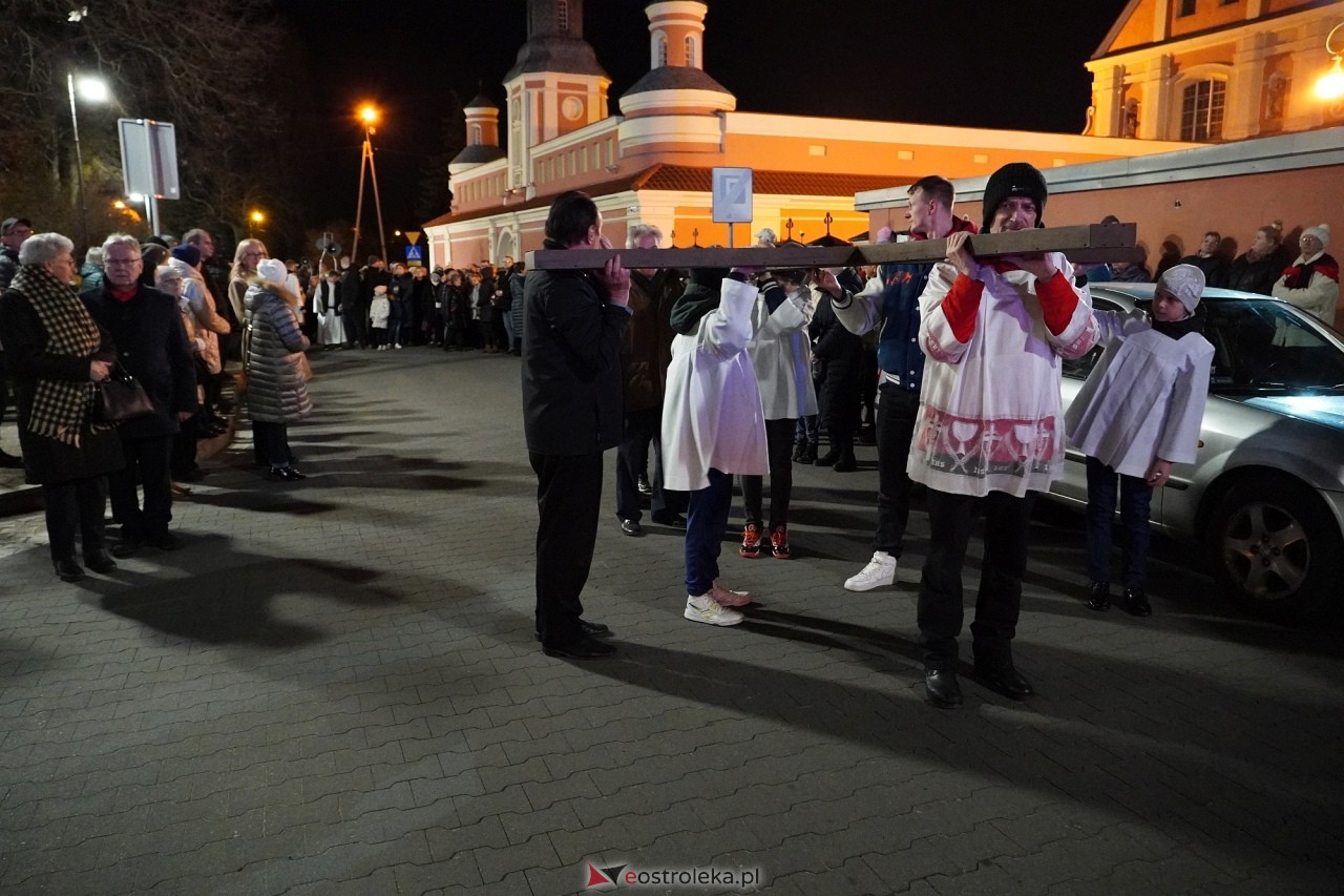 Wielki Piątek w sanktuarium pw. św. Antoniego Padewskiego. Droga Krzyżowa [29.03.2024] - zdjęcie #11 - eOstroleka.pl