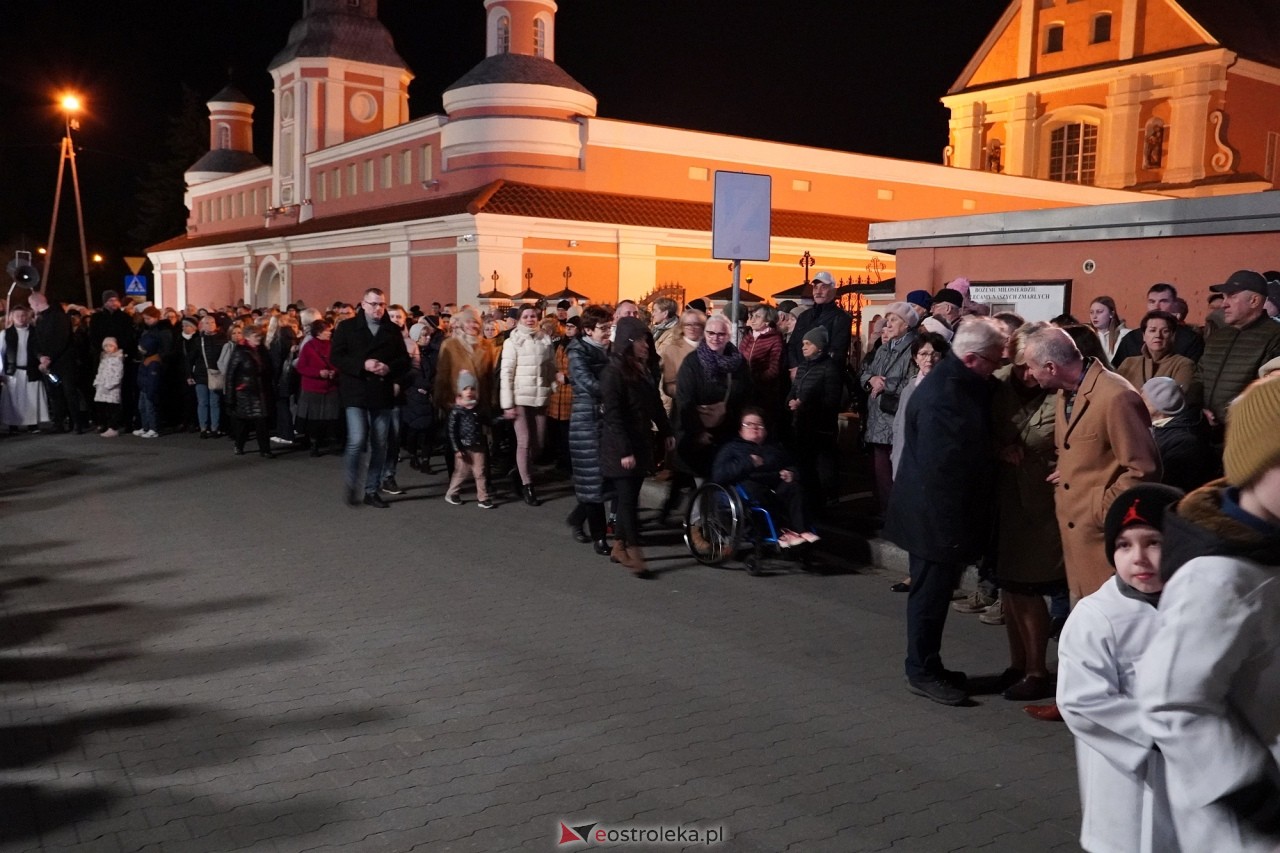 Wielki Piątek w sanktuarium pw. św. Antoniego Padewskiego. Droga Krzyżowa [29.03.2024] - zdjęcie #17 - eOstroleka.pl