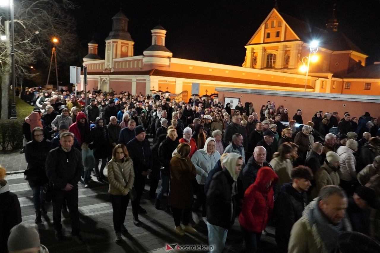 Wielki Piątek w sanktuarium pw. św. Antoniego Padewskiego. Droga Krzyżowa [29.03.2024] - zdjęcie #4 - eOstroleka.pl