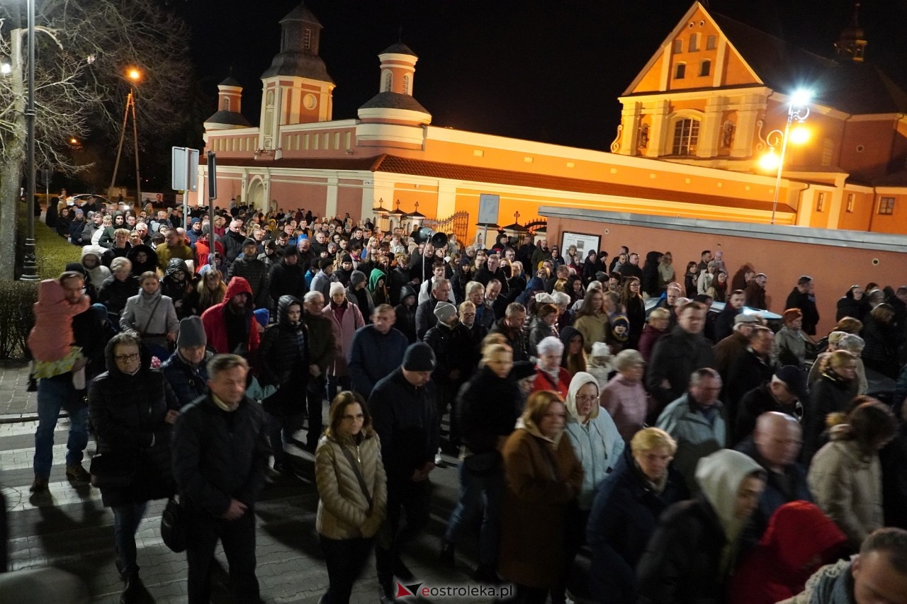 Wielki Piątek w sanktuarium pw. św. Antoniego Padewskiego. Droga Krzyżowa [29.03.2024] - zdjęcie #27 - eOstroleka.pl