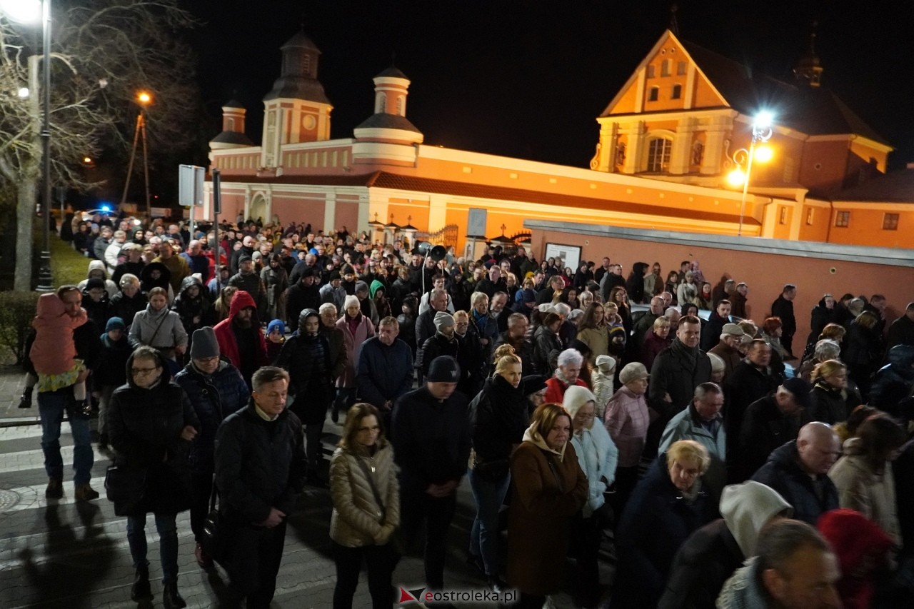 Wielki Piątek w sanktuarium pw. św. Antoniego Padewskiego. Droga Krzyżowa [29.03.2024] - zdjęcie #28 - eOstroleka.pl