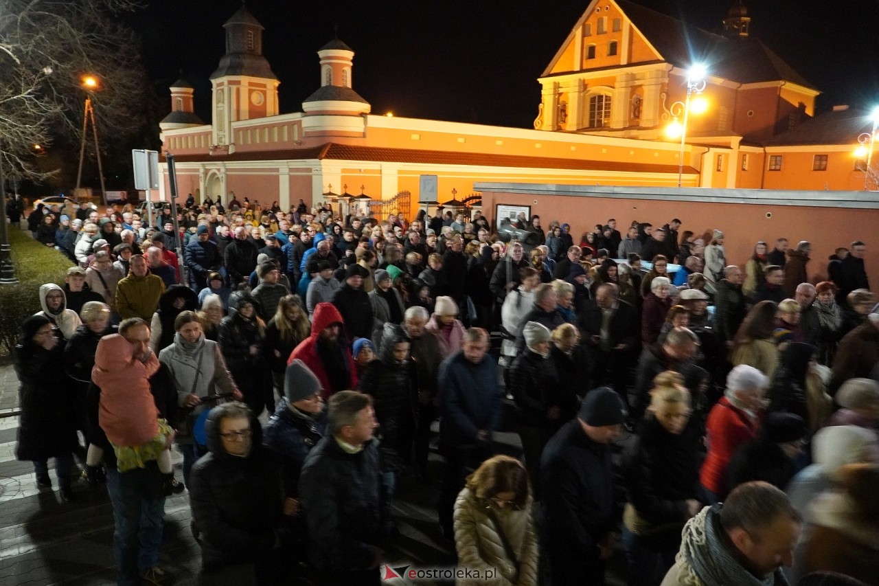 Wielki Piątek w sanktuarium pw. św. Antoniego Padewskiego. Droga Krzyżowa [29.03.2024] - zdjęcie #1 - eOstroleka.pl