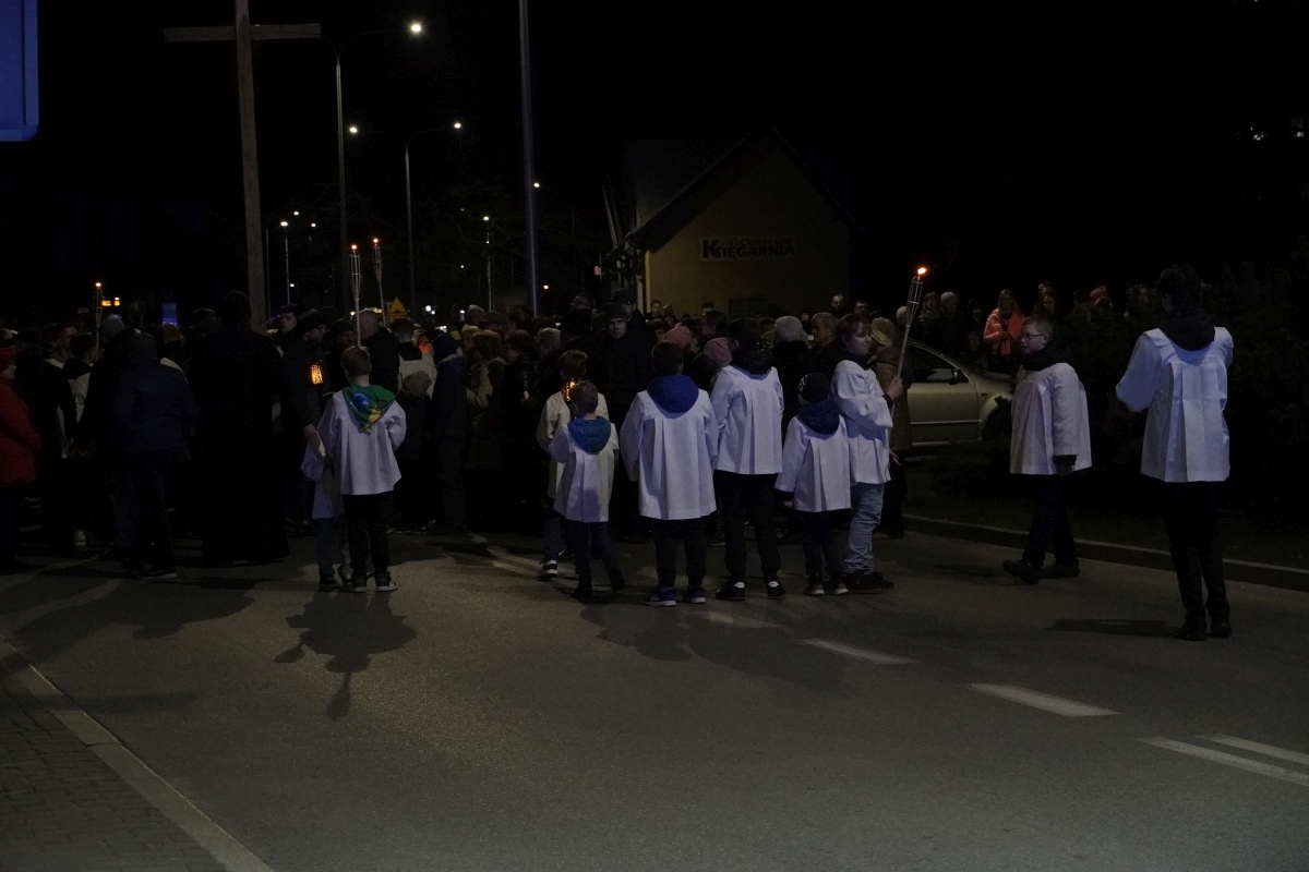 Droga Krzyżowa w parafii pw. św. Franciszka z Asyżu w Ostrołęce [29.03.2024] - zdjęcie #1 - eOstroleka.pl