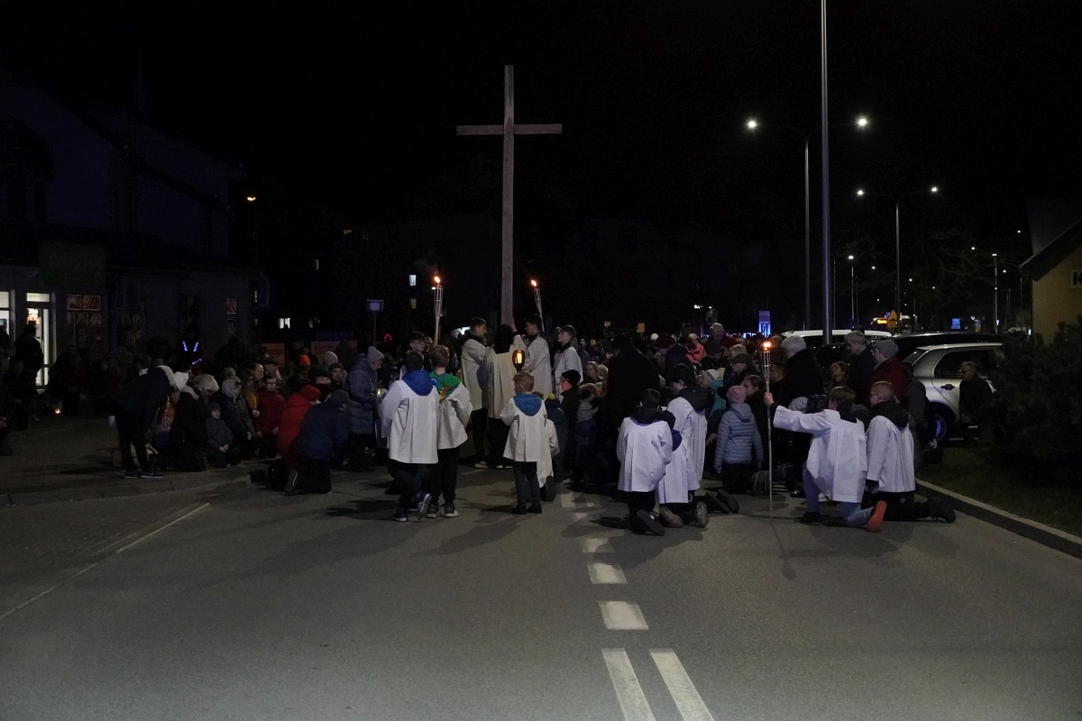 Droga Krzyżowa w parafii pw. św. Franciszka z Asyżu w Ostrołęce [29.03.2024] - zdjęcie #3 - eOstroleka.pl