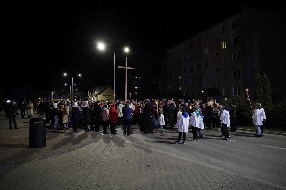Droga Krzyżowa w parafii pw. św. Franciszka z Asyżu w Ostrołęce [29.03.2024] - zdjęcie #83 - eOstroleka.pl