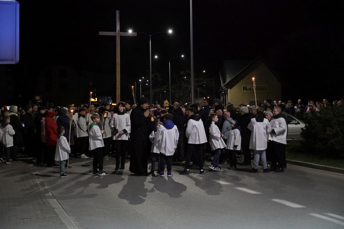 Droga Krzyżowa w parafii pw. św. Franciszka z Asyżu w Ostrołęce [29.03.2024] - zdjęcie #12 - eOstroleka.pl