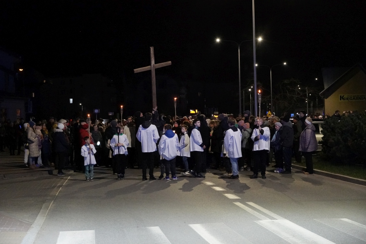 Droga Krzyżowa w parafii pw. św. Franciszka z Asyżu w Ostrołęce [29.03.2024] - zdjęcie #14 - eOstroleka.pl