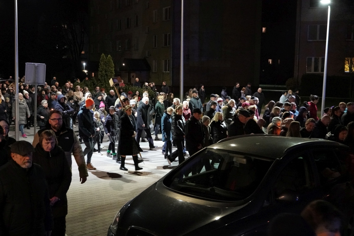 Droga Krzyżowa w parafii pw. św. Franciszka z Asyżu w Ostrołęce [29.03.2024] - zdjęcie #62 - eOstroleka.pl