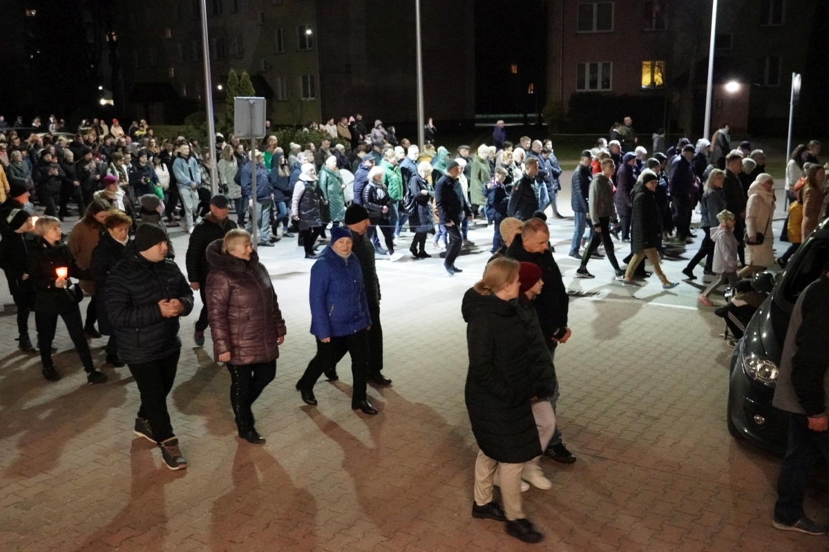 Droga Krzyżowa w parafii pw. św. Franciszka z Asyżu w Ostrołęce [29.03.2024] - zdjęcie #53 - eOstroleka.pl