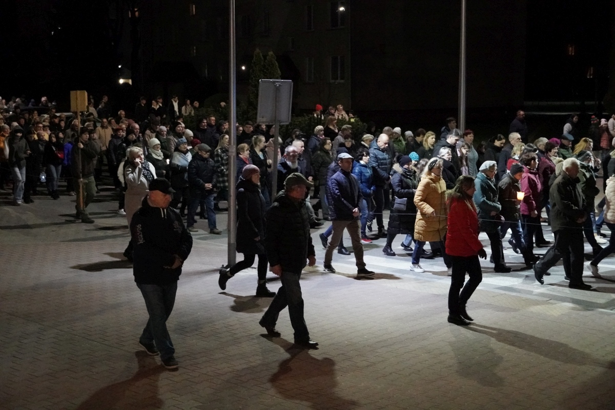 Droga Krzyżowa w parafii pw. św. Franciszka z Asyżu w Ostrołęce [29.03.2024] - zdjęcie #47 - eOstroleka.pl