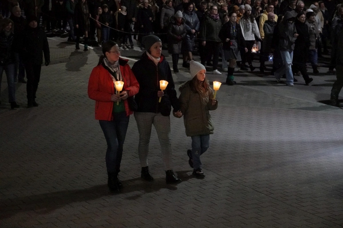 Droga Krzyżowa w parafii pw. św. Franciszka z Asyżu w Ostrołęce [29.03.2024] - zdjęcie #46 - eOstroleka.pl