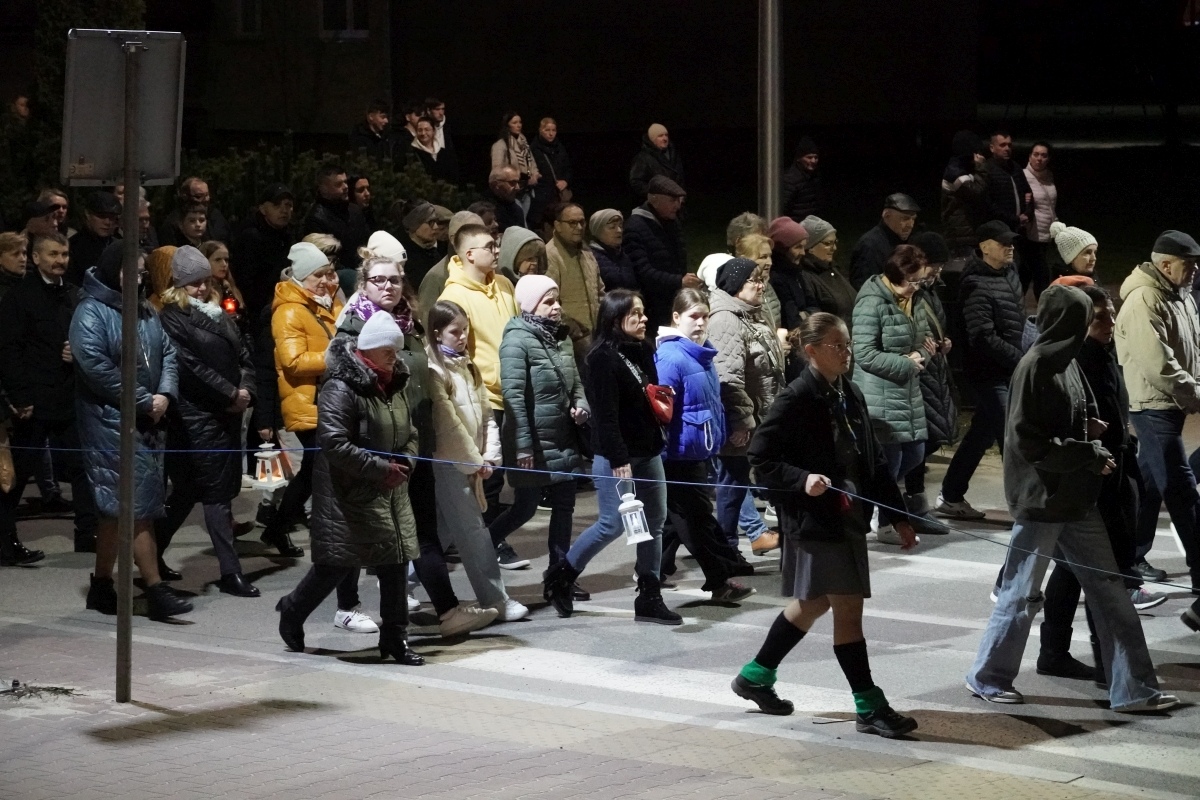 Droga Krzyżowa w parafii pw. św. Franciszka z Asyżu w Ostrołęce [29.03.2024] - zdjęcie #43 - eOstroleka.pl