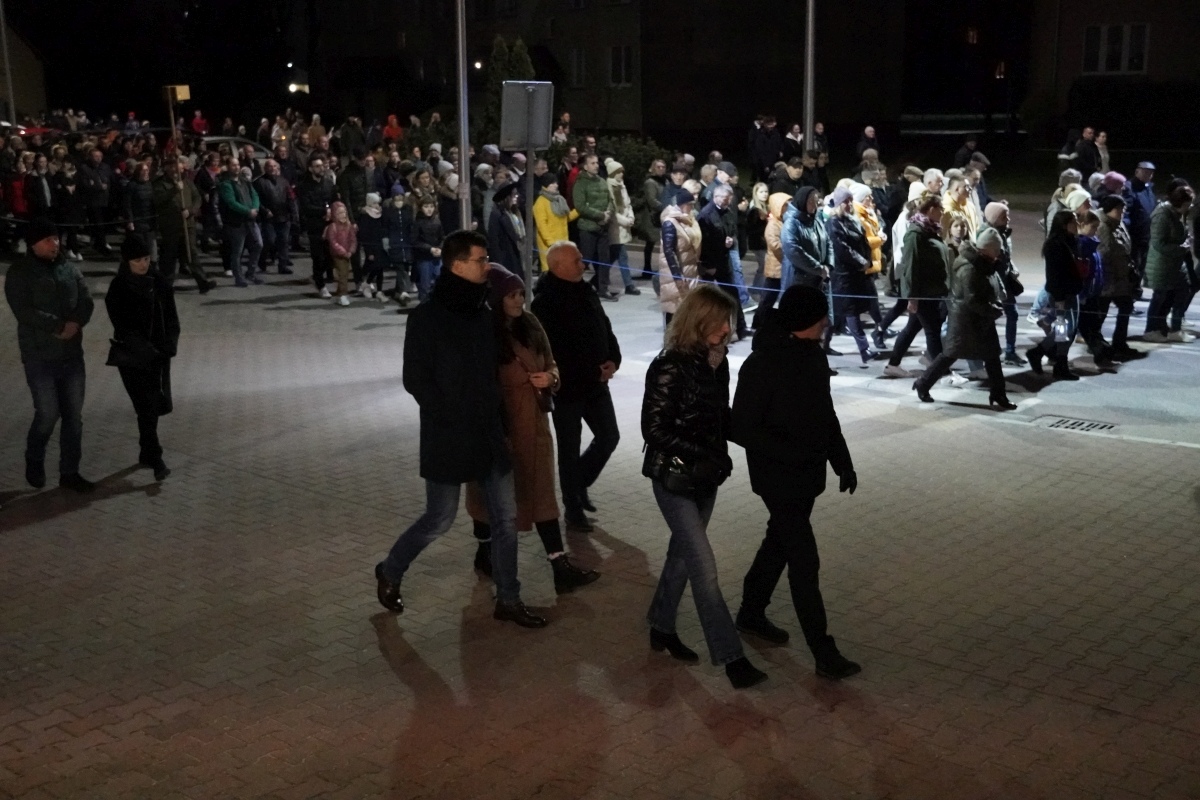 Droga Krzyżowa w parafii pw. św. Franciszka z Asyżu w Ostrołęce [29.03.2024] - zdjęcie #42 - eOstroleka.pl