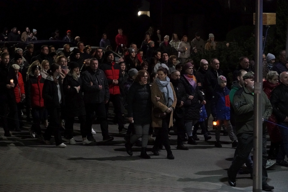 Droga Krzyżowa w parafii pw. św. Franciszka z Asyżu w Ostrołęce [29.03.2024] - zdjęcie #41 - eOstroleka.pl