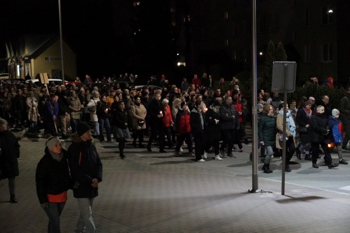 Droga Krzyżowa w parafii pw. św. Franciszka z Asyżu w Ostrołęce [29.03.2024] - zdjęcie #38 - eOstroleka.pl