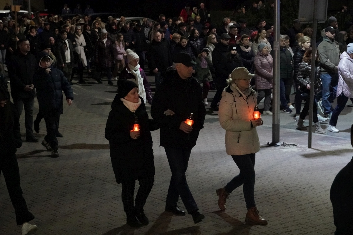 Droga Krzyżowa w parafii pw. św. Franciszka z Asyżu w Ostrołęce [29.03.2024] - zdjęcie #31 - eOstroleka.pl