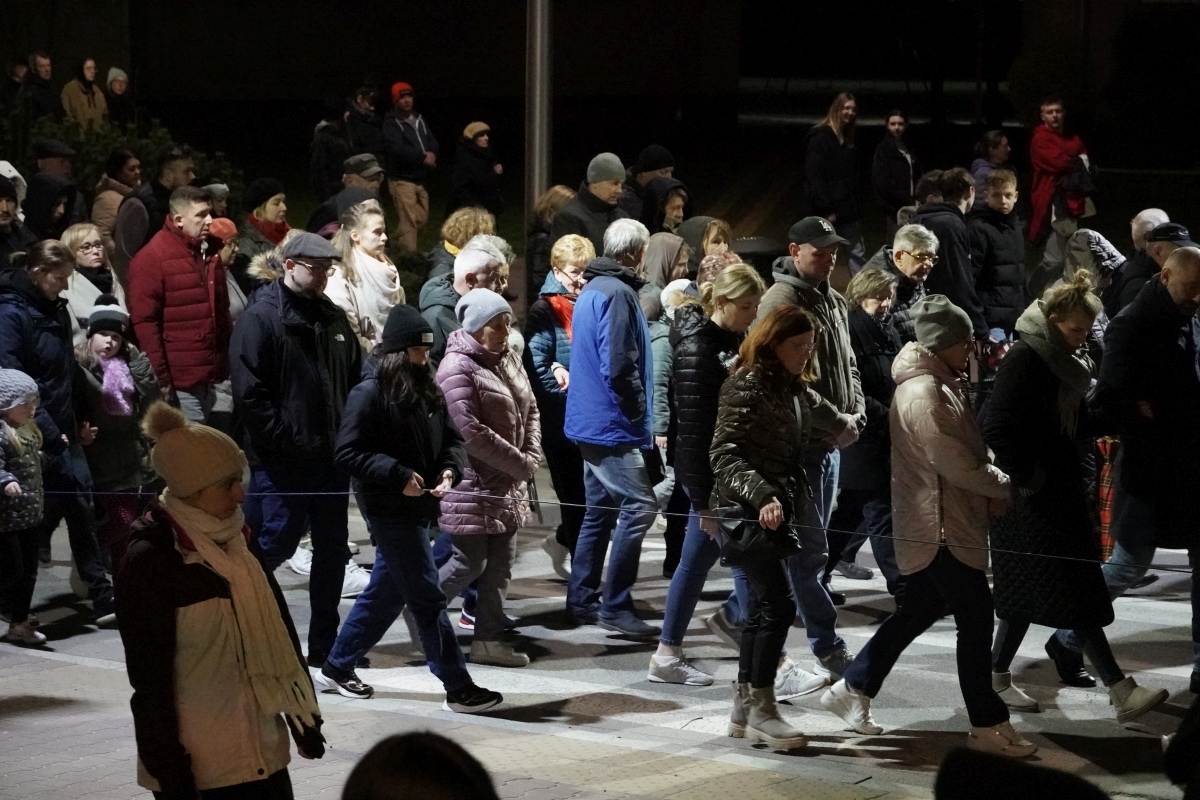 Droga Krzyżowa w parafii pw. św. Franciszka z Asyżu w Ostrołęce [29.03.2024] - zdjęcie #30 - eOstroleka.pl