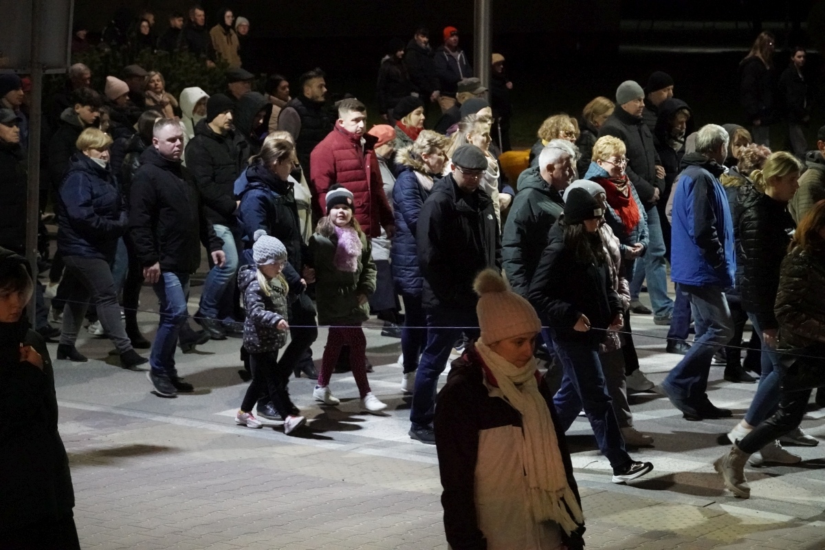 Droga Krzyżowa w parafii pw. św. Franciszka z Asyżu w Ostrołęce [29.03.2024] - zdjęcie #29 - eOstroleka.pl