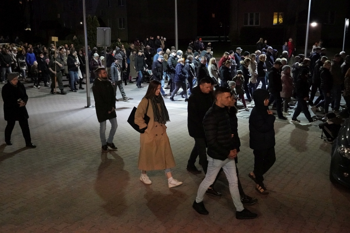 Droga Krzyżowa w parafii pw. św. Franciszka z Asyżu w Ostrołęce [29.03.2024] - zdjęcie #28 - eOstroleka.pl