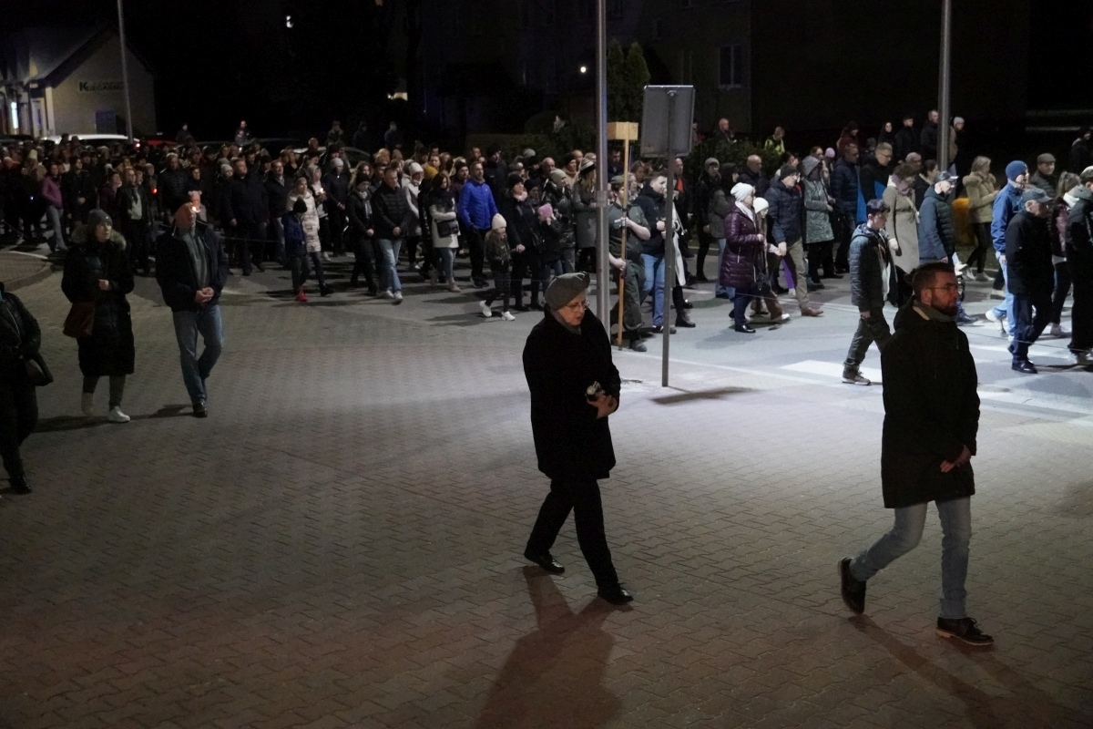 Droga Krzyżowa w parafii pw. św. Franciszka z Asyżu w Ostrołęce [29.03.2024] - zdjęcie #27 - eOstroleka.pl