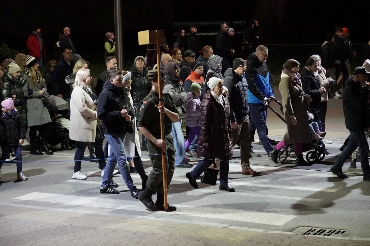 Droga Krzyżowa w parafii pw. św. Franciszka z Asyżu w Ostrołęce [29.03.2024] - zdjęcie #25 - eOstroleka.pl