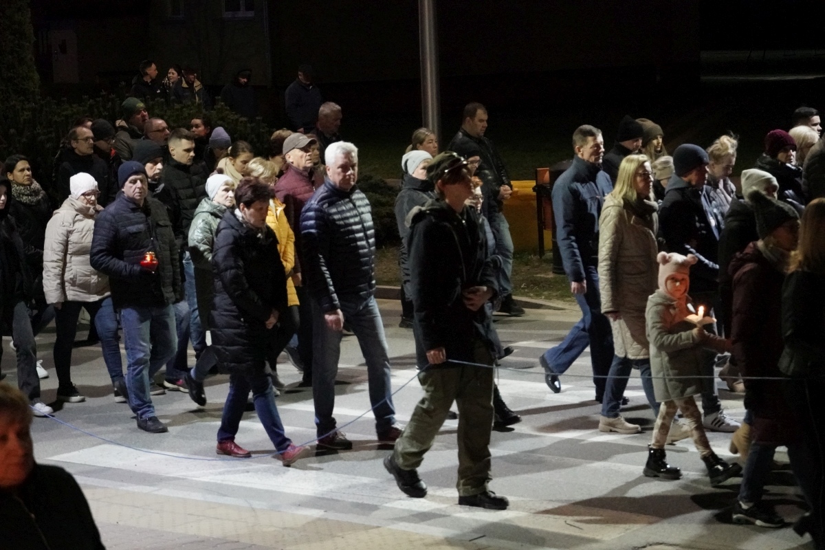 Droga Krzyżowa w parafii pw. św. Franciszka z Asyżu w Ostrołęce [29.03.2024] - zdjęcie #19 - eOstroleka.pl