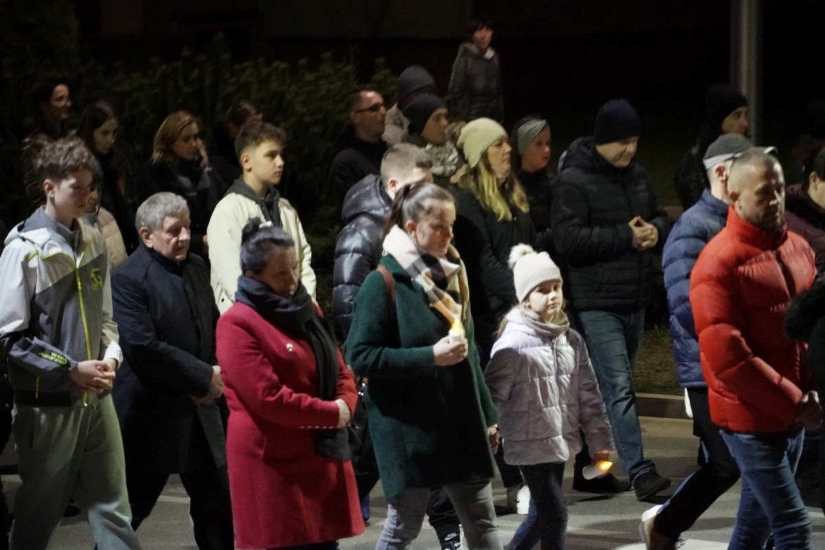 Droga Krzyżowa w parafii pw. św. Franciszka z Asyżu w Ostrołęce [29.03.2024] - zdjęcie #14 - eOstroleka.pl