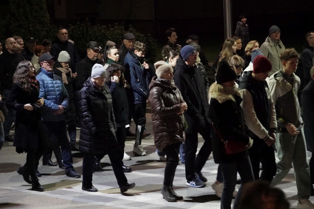 Droga Krzyżowa w parafii pw. św. Franciszka z Asyżu w Ostrołęce [29.03.2024] - zdjęcie #13 - eOstroleka.pl