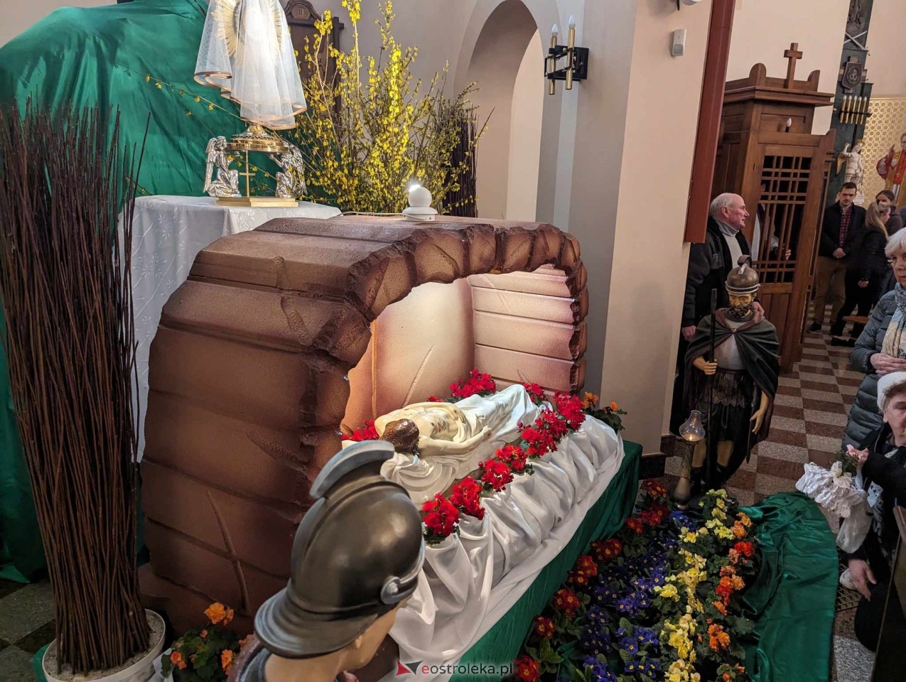 Wielka Sobota w parafii pw. Zbawiciela Świata w Ostrołęce - święcenie pokarmów na wielkanocne śniadanie [30.03.2024] - zdjęcie #28 - eOstroleka.pl