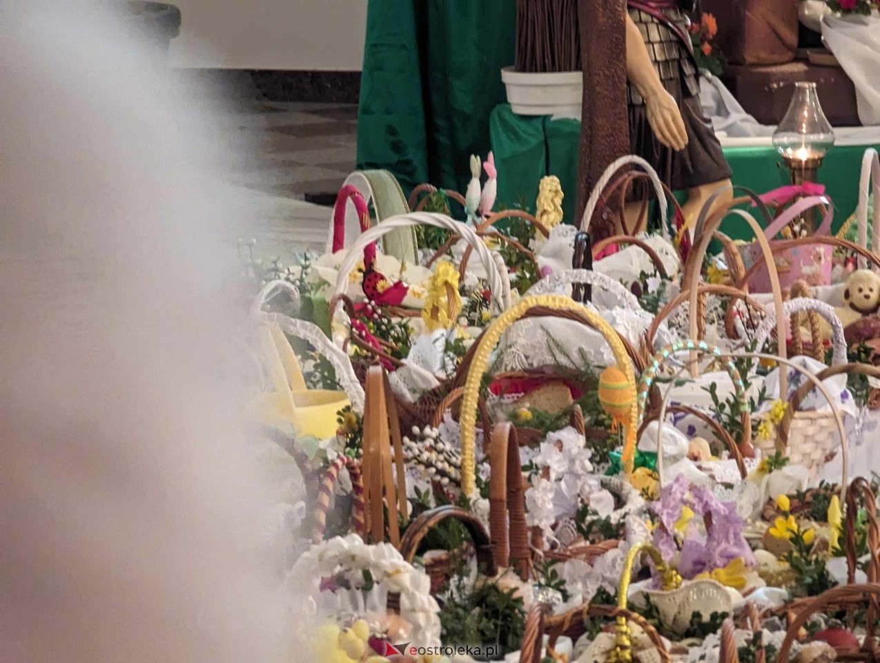 Wielka Sobota w parafii pw. Zbawiciela Świata w Ostrołęce - święcenie pokarmów na wielkanocne śniadanie [30.03.2024] - zdjęcie #14 - eOstroleka.pl