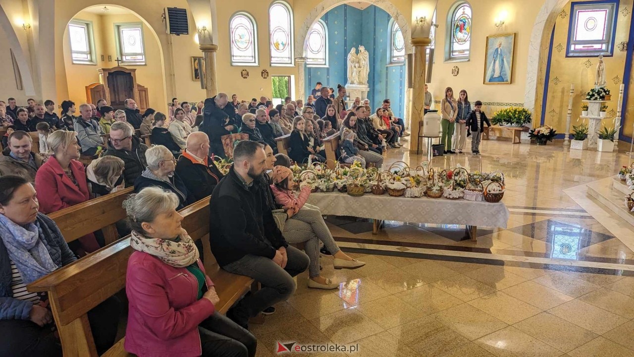 Święcenie pokarmów w parafii pw. NMP Królowej Rodzin w Ostrołęce [30.03.2024] - zdjęcie #34 - eOstroleka.pl