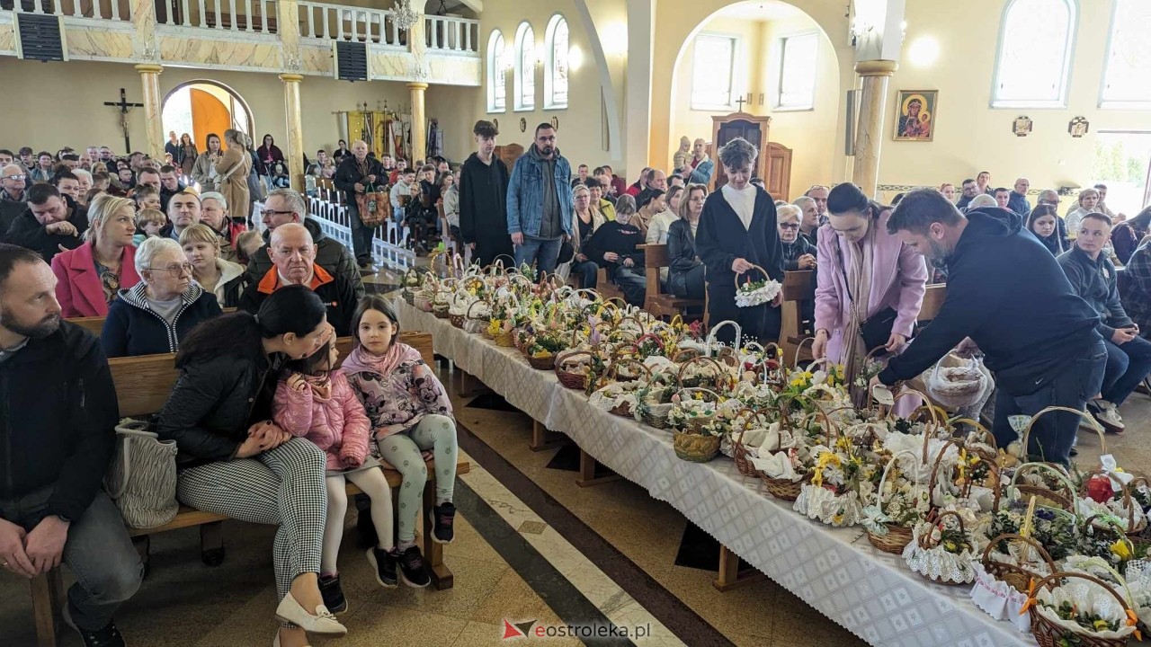 Święcenie pokarmów w parafii pw. NMP Królowej Rodzin w Ostrołęce [30.03.2024] - zdjęcie #25 - eOstroleka.pl