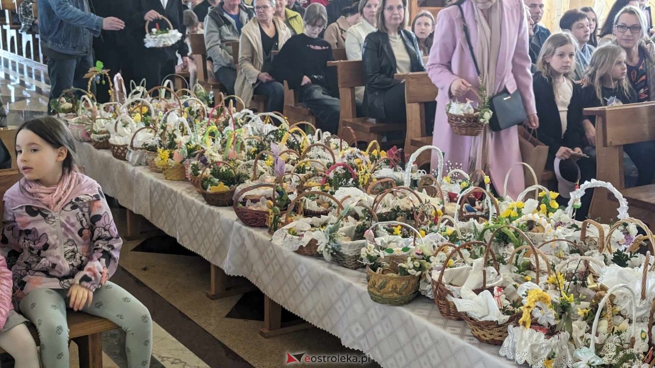 Święcenie pokarmów w parafii pw. NMP Królowej Rodzin w Ostrołęce [30.03.2024] - zdjęcie #12 - eOstroleka.pl