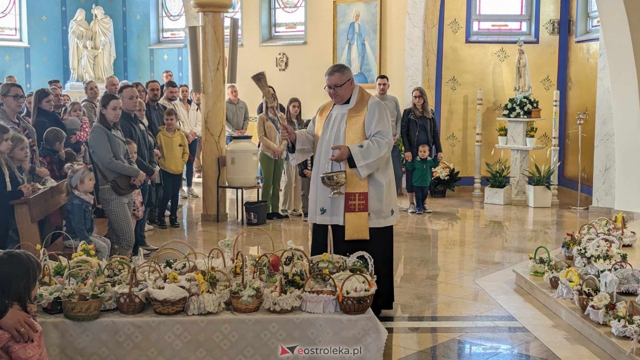 Święcenie pokarmów w parafii pw. NMP Królowej Rodzin w Ostrołęce [30.03.2024] - zdjęcie #21 - eOstroleka.pl