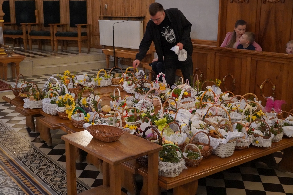 Święcenie pokarmów wielkanocnych w kościele pw. Nawiedzenia NMP w Ostrołęce [30.03.2024] - zdjęcie #1 - eOstroleka.pl