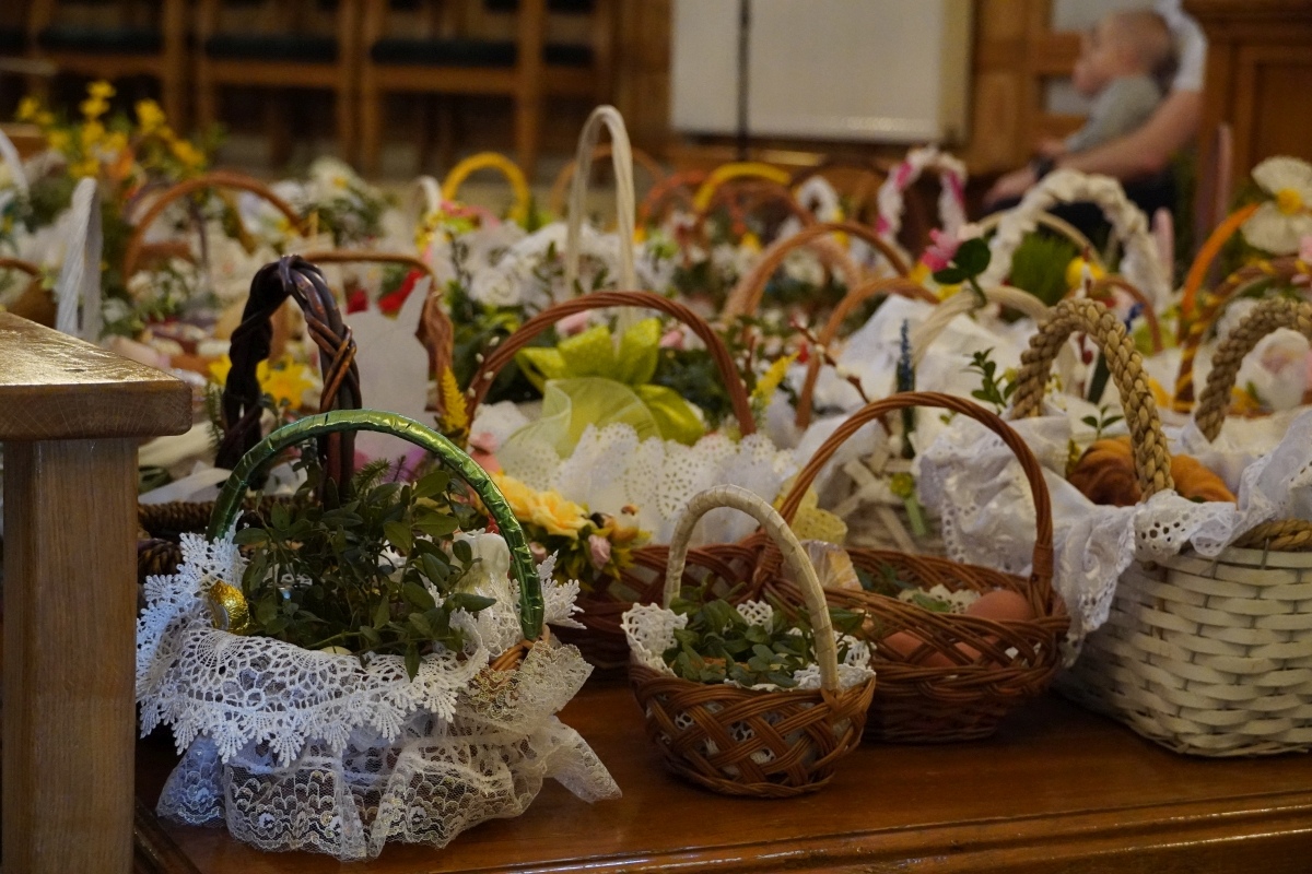 Święcenie pokarmów wielkanocnych w kościele pw. Nawiedzenia NMP w Ostrołęce [30.03.2024] - zdjęcie #2 - eOstroleka.pl
