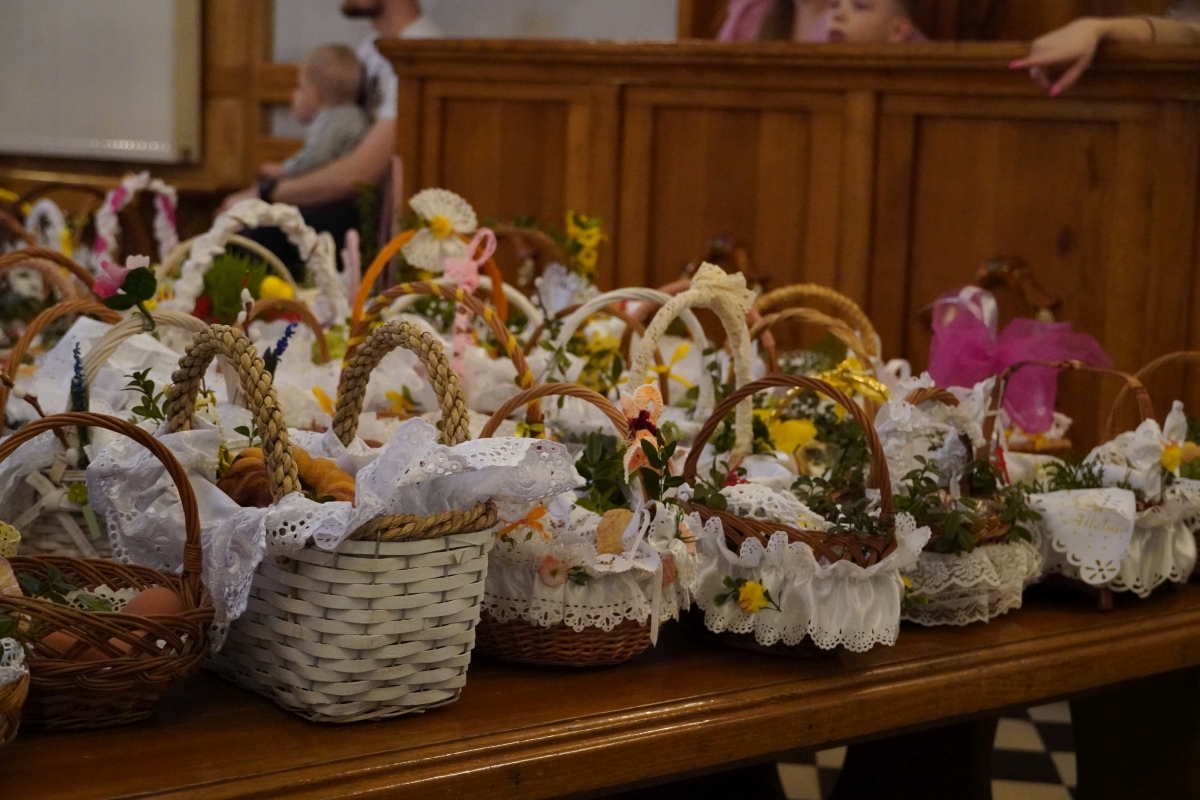 Święcenie pokarmów wielkanocnych w kościele pw. Nawiedzenia NMP w Ostrołęce [30.03.2024] - zdjęcie #3 - eOstroleka.pl