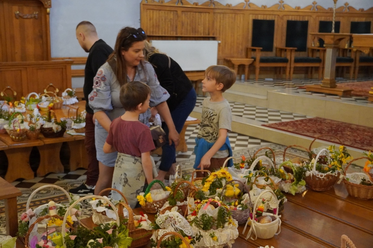 Święcenie pokarmów wielkanocnych w kościele pw. Nawiedzenia NMP w Ostrołęce [30.03.2024] - zdjęcie #5 - eOstroleka.pl