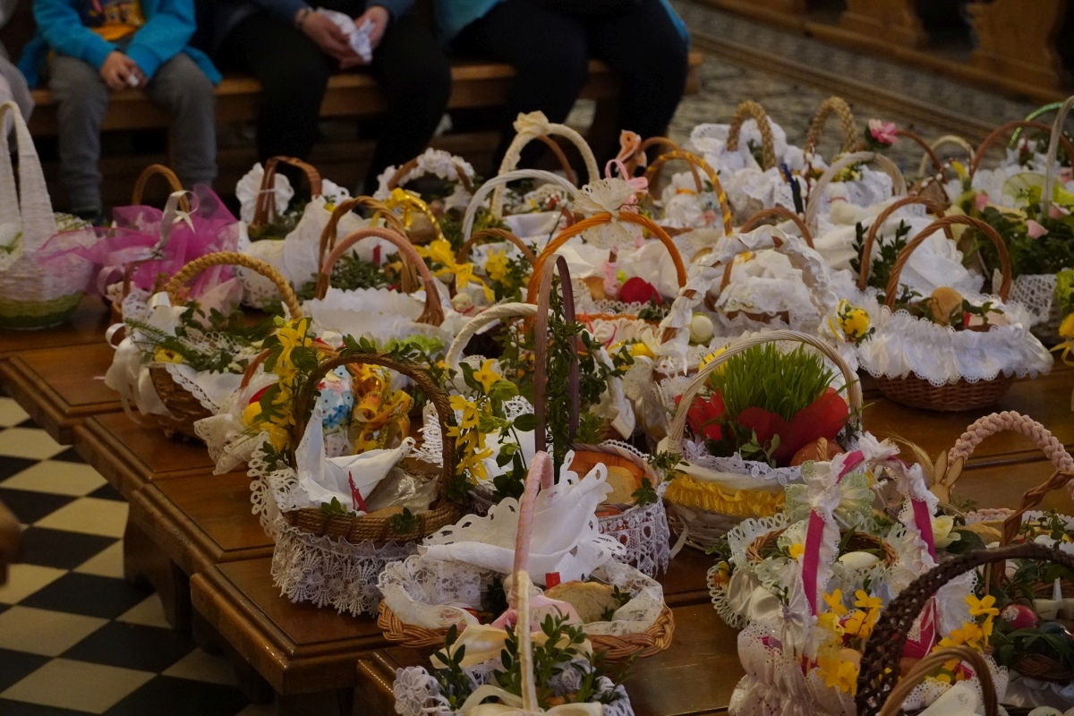 Święcenie pokarmów wielkanocnych w kościele pw. Nawiedzenia NMP w Ostrołęce [30.03.2024] - zdjęcie #10 - eOstroleka.pl