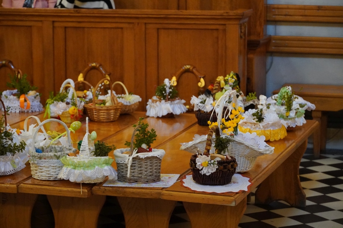 Święcenie pokarmów wielkanocnych w kościele pw. Nawiedzenia NMP w Ostrołęce [30.03.2024] - zdjęcie #13 - eOstroleka.pl