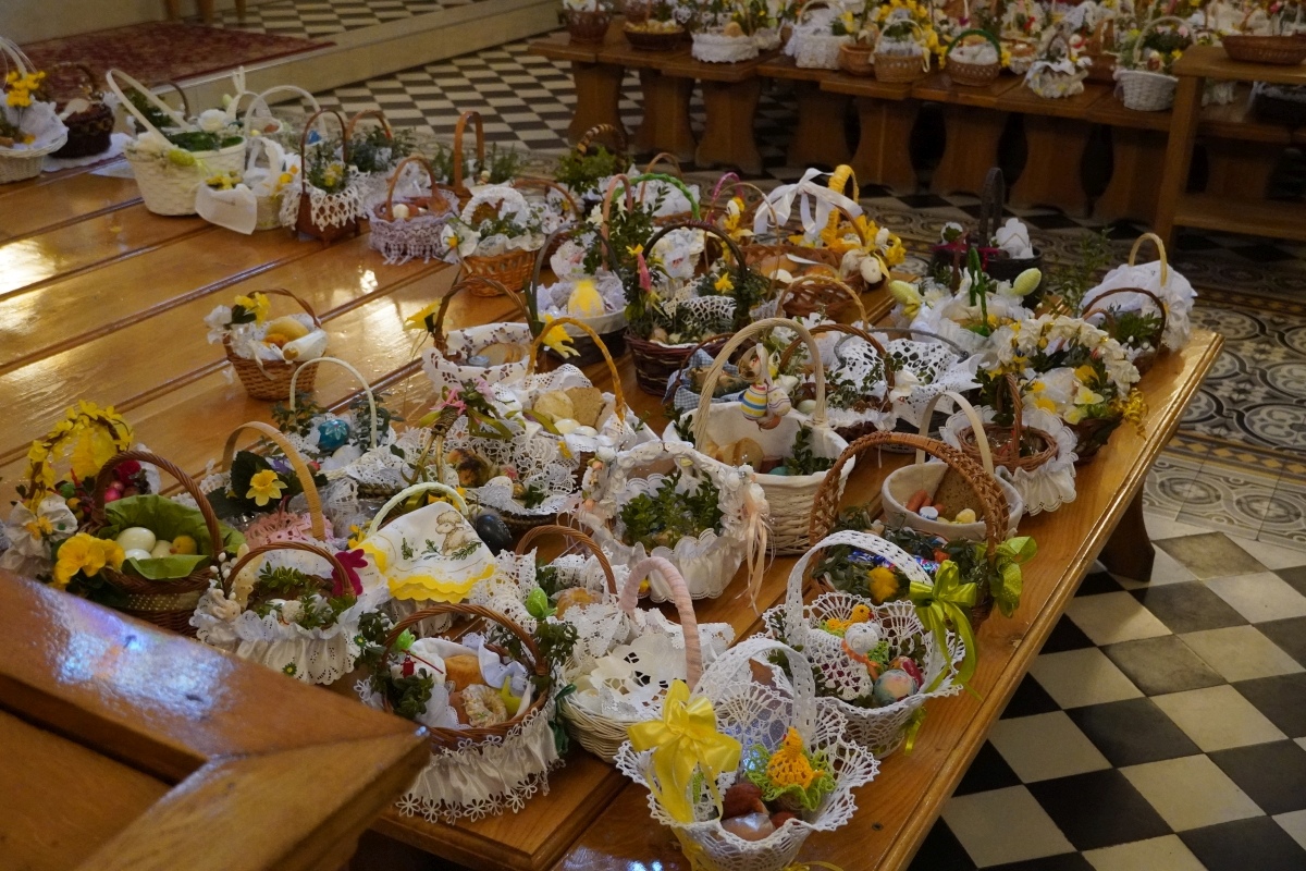 Święcenie pokarmów wielkanocnych w kościele pw. Nawiedzenia NMP w Ostrołęce [30.03.2024] - zdjęcie #24 - eOstroleka.pl