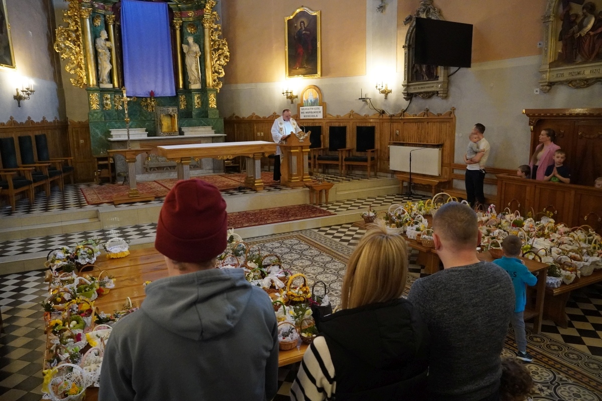 Święcenie pokarmów wielkanocnych w kościele pw. Nawiedzenia NMP w Ostrołęce [30.03.2024] - zdjęcie #25 - eOstroleka.pl