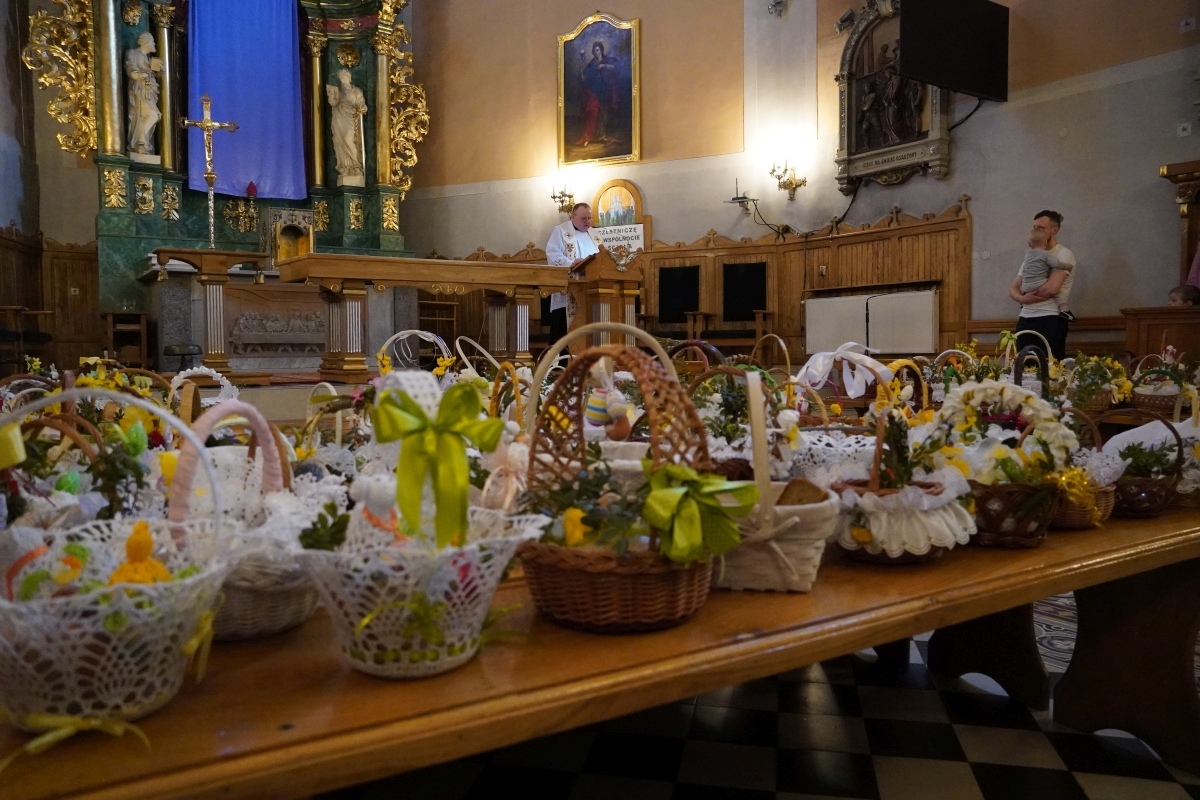 Święcenie pokarmów wielkanocnych w kościele pw. Nawiedzenia NMP w Ostrołęce [30.03.2024] - zdjęcie #28 - eOstroleka.pl