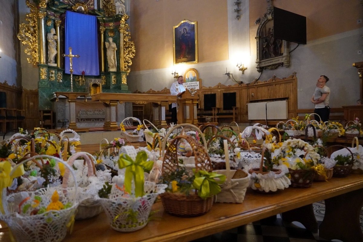 Święcenie pokarmów wielkanocnych w kościele pw. Nawiedzenia NMP w Ostrołęce [30.03.2024] - zdjęcie #27 - eOstroleka.pl