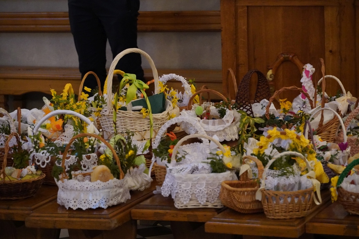 Święcenie pokarmów wielkanocnych w kościele pw. Nawiedzenia NMP w Ostrołęce [30.03.2024] - zdjęcie #30 - eOstroleka.pl