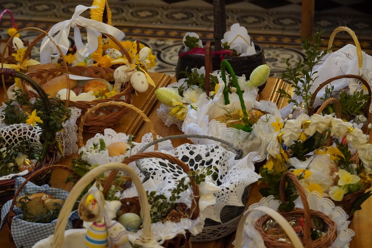 Święcenie pokarmów wielkanocnych w kościele pw. Nawiedzenia NMP w Ostrołęce [30.03.2024] - zdjęcie #34 - eOstroleka.pl