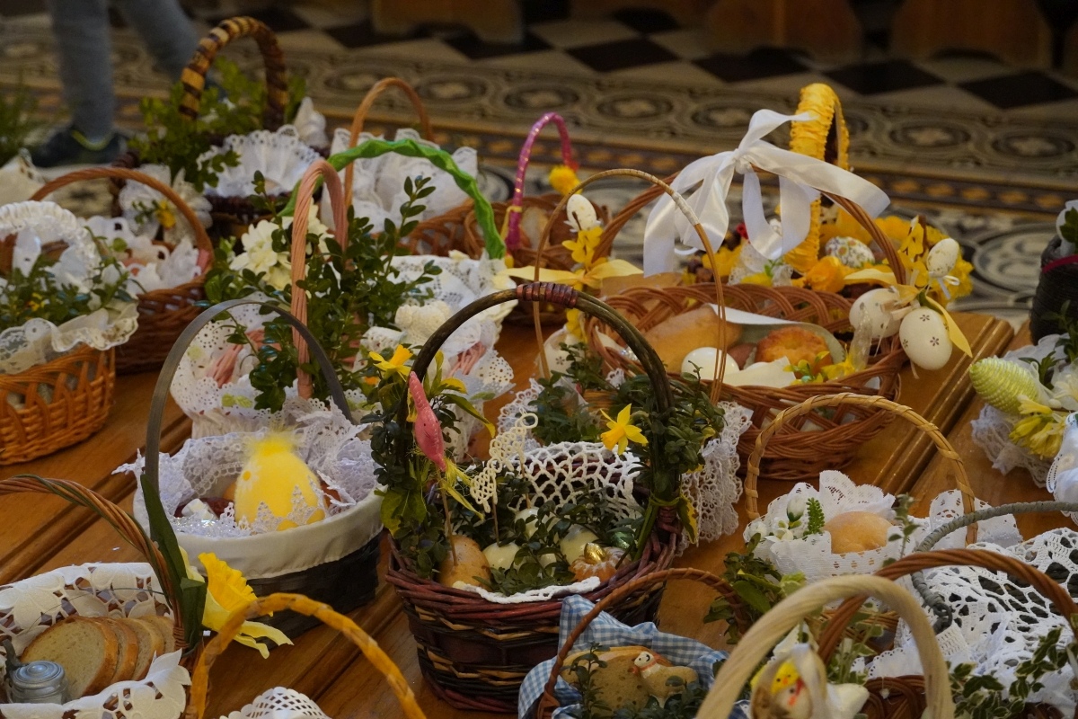 Święcenie pokarmów wielkanocnych w kościele pw. Nawiedzenia NMP w Ostrołęce [30.03.2024] - zdjęcie #35 - eOstroleka.pl